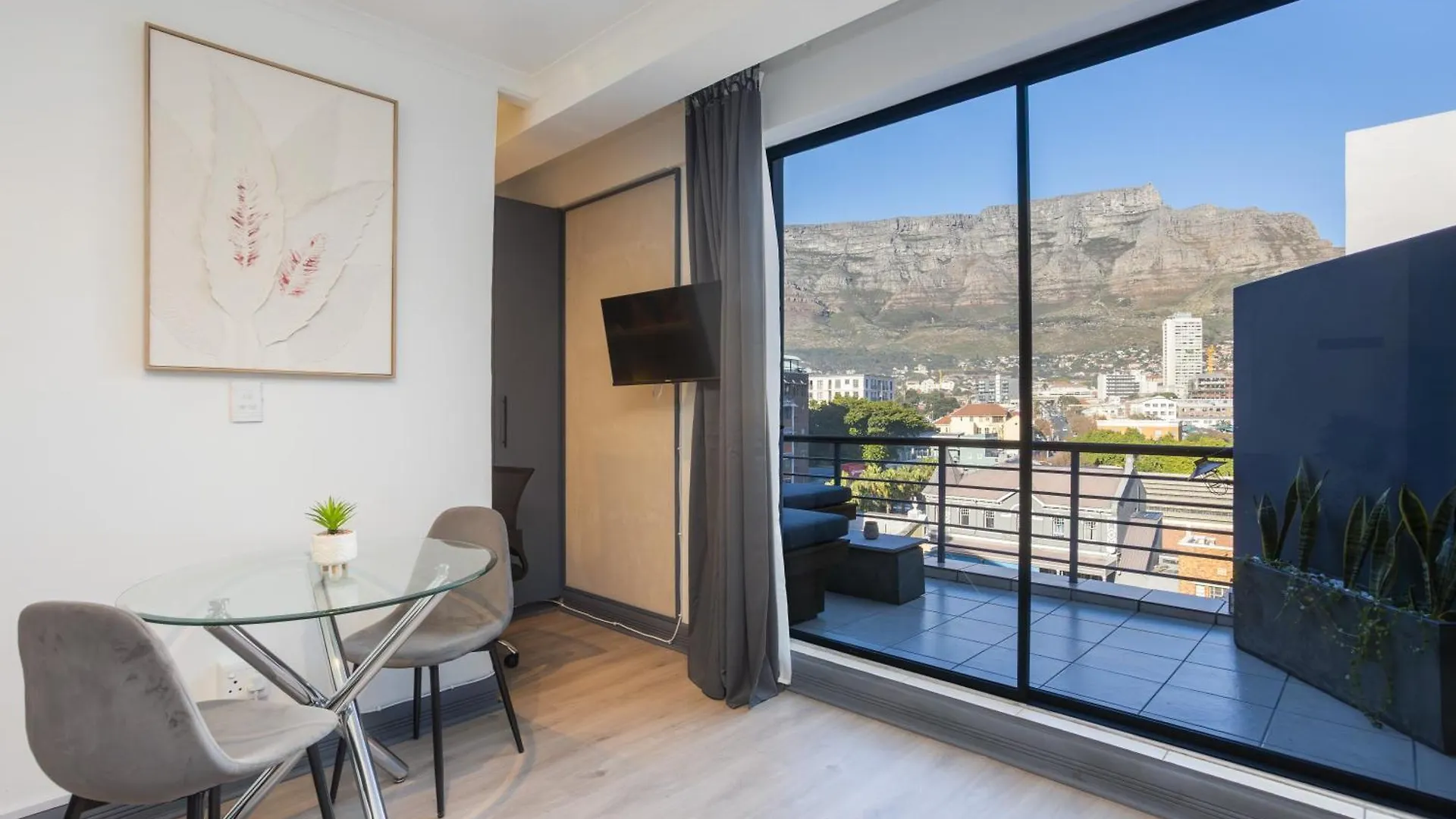 Cape Town City Studio - Table Mountain Views, Gym, Free Parking, Strong Wifi